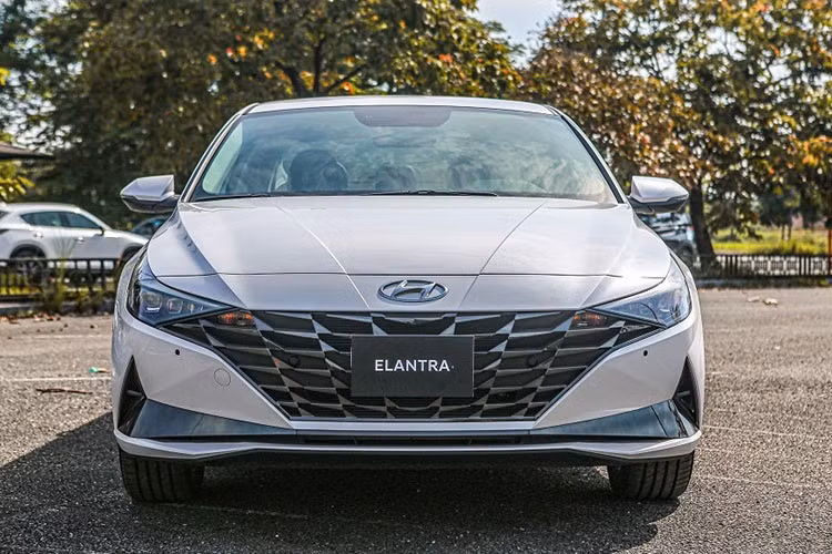 Hyundai Elantra: 18 xe Xếp thứ 2 trong top ôtô bán chậm là Hyundai Elantra chỉ với 18 xe đến tay khách hàng Việt, giảm tới 45,5% so với tháng 5/2026. Tổng lượng xe bán ra của Elantra sau nửa đầu năm đạt 186 chiếc. Kết quả này tiếp tục phản ánh xu hướng đi xuống của phân khúc sedan cỡ C khi người tiêu dùng ngày càng ưu tiên các mẫu SUV đô thị có giá bán tương đương.﻿
