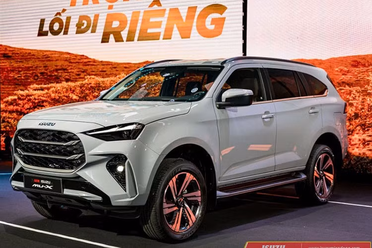Isuzu mu-X: 8 xe ﻿Trong tháng 6 vừa qua, chỉ có 8 chiếc mu-X được giao đến tay khách hàng, giảm 33,3% so với tháng 5. Lũy kế 6 tháng đầu năm, mẫu SUV này mới đạt 82 xe, thấp nhất toàn thị trường.﻿ Dù đã được nâng cấp thiết kế, mẫu SUV nhà Isuzu vẫn gặp bất lợi do hệ thống đại lý hạn chế, trang bị chưa thật sự nổi bật và khó cạnh tranh với các đối thủ như Ford Everest hay Toyota Fortuner.