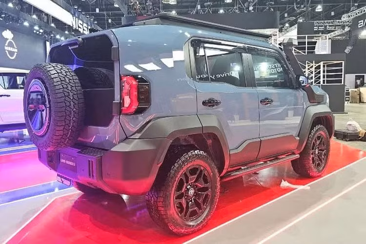 So với Fortuner, thân xe và khoang động cơ được thiết kế ngắn hơn, mang lại cảm giác gọn gàng và dễ xoay xở. Về kích thước, Land Cruiser FJ dài 4.610 mm, rộng 1.855 mm và cao 1.890 mm, trục cơ sở đạt 2.580 mm. Khoảng sáng gầm lên tới 245 mm cùng khả năng lội nước 700 mm cho thấy rõ định hướng địa hình của mẫu xe này.