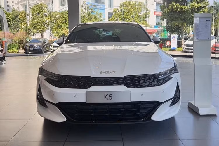 Kia K5: 19 xe ﻿ Kia K5 chỉ có 19 khách hàng Việt đặt mua trong tháng 9/2025. So với Honda Accord và "ông hoàng phân khúc" Toyota Camry, Kia K5 có giá bán hấp dẫn hơn nhiều, chỉ từ 859 - 999 triệu đồng. Tuy nhiên, dường như cái bóng của Toyota Camry trong mắt khách hàng của phân khúc này quá lớn khiến K5 không có cơ hội để vươn lên.