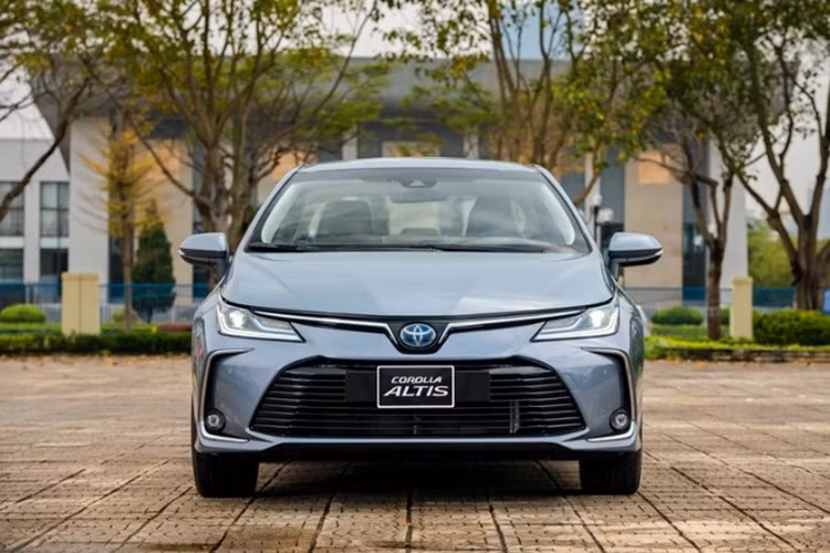 Toyota Corolla Altis: 17 xe ﻿Toyota Corolla Altis một lần nữa lại xuất hiện trong top 10 ôtô bán kém nhất thị trường với doanh số khiêm tốn, chỉ 17 chiếc. Như vậy, mẫu xe nhà Toyota một lần nữa "đội sổ" về mặt doanh số trong phân khúc sedan hạng C. Cũng như sedan hạng trung, sedan hạng C hiện đã không còn được ưa chuộng tại Việt Nam.