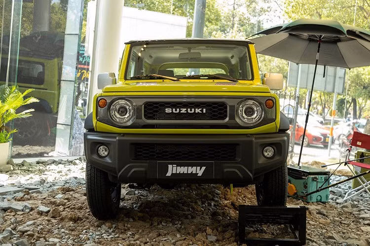 Suzuki Jimny: 13 xe ﻿Suzuki Jimny cũng là cái tên đã nhiều lần lọt vào top 10 ôtô bán kém nhất thị trường Việt Nam và tháng 9/2025 cũng không phải là ngoại lệ. Trong tháng vừa qua, xe chỉ bán được 13 chiếc, đứng thứ 4 toàn thị trường từ dưới lên. Suzuki Jimny có nhiều yếu tố kén khách, kích thước nhỏ và nguồn cung hạn chế vì nhập khẩu nguyên chiếc từ Nhật Bản.