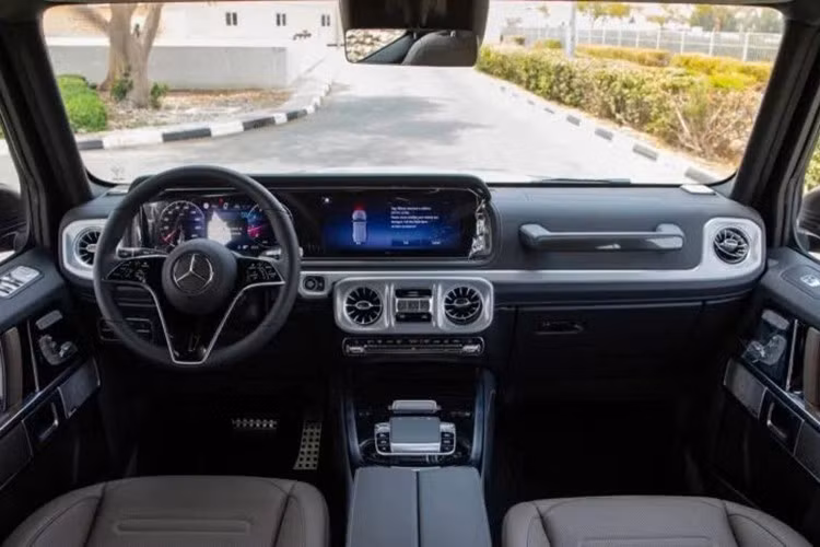 Bên hông xe, G500 dự kiến sử dụng bộ vành kích thước nhỏ hơn cùng lốp dày để tối ưu cho khả năng di chuyển địa hình xấu, đúng với định hướng off-road. Đây cũng là yếu tố giúp mẫu xe trở nên thực dụng hơn, hướng tới nhóm khách hàng ưa khám phá, thay vì đam mê tốc độ.