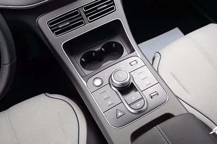 Cần số pha lê của xe trước đây đã được thay thế bằng cần số điện tử nằm phía sau vô lăng, giúp tăng không gian cho khu vực cụm điều khiển trung tâm.