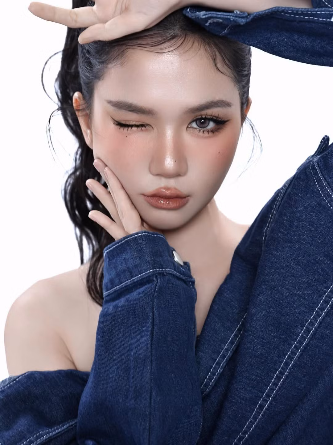 Loạt ảnh mới của Ngọc Trinh nhanh chóng gây chú ý nhờ phong cách thời trang táo bạo, layout trang điểm hiện đại và thần thái quyến rũ của người mẫu.