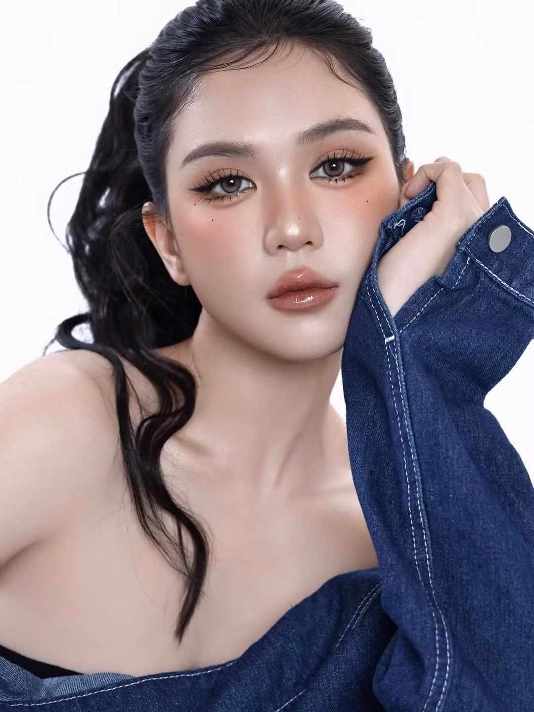Làn da trắng sáng và vóc dáng lý tưởng của Ngọc Trinh được tôn vinh triệt để với outfit đơn giản nhưng ấn tượng này.