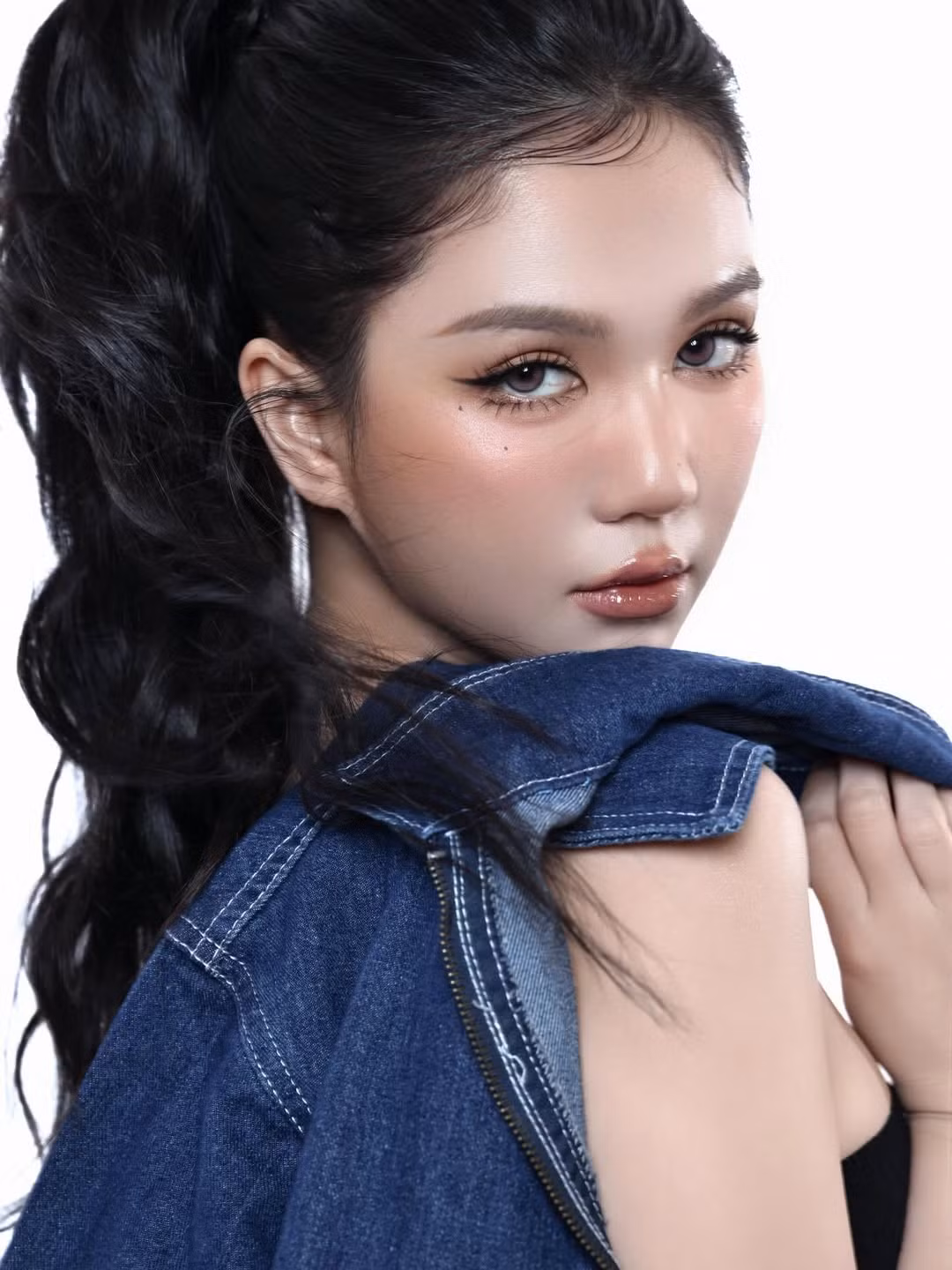 Phần hõm lưng gợi cảm giúp Ngọc Trinh hoàn toàn ghi điểm.