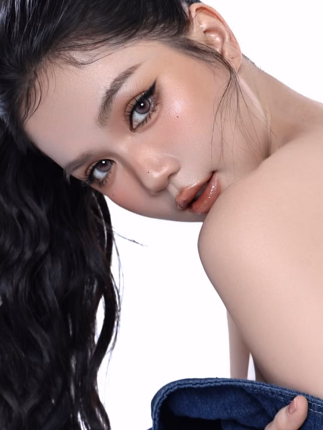 Ngọc Trinh diện set trang phục denim cá tính và phóng khoáng.