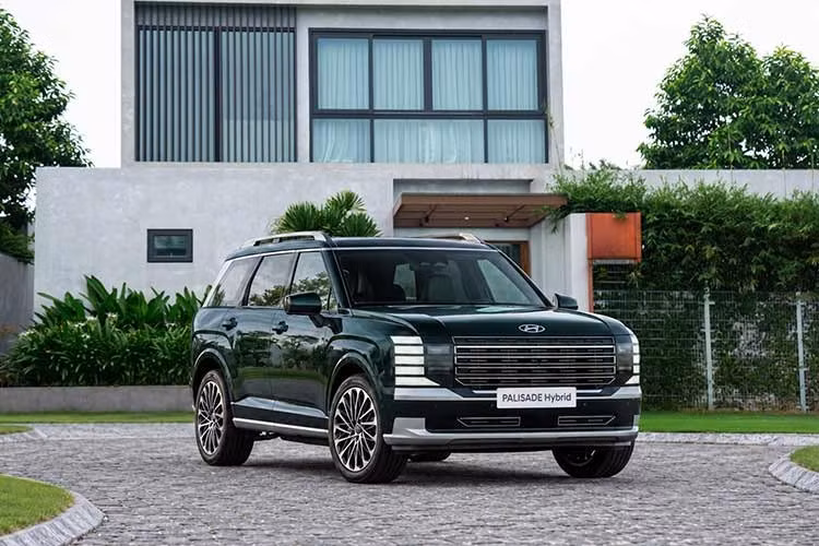 Tại thị trường Việt Nam, Hyundai Palisade Hybrid hoàn toàn mới được phân phối với ba phiên bản, gồm Prestige, Calligraphy 8 chỗ và Calligraphy 7 chỗ. Giá bán từng phiên bản như sau: Hyundai Palisade Hybrid Prestige 2026 giá 1.499 tỷ đồng; Palisade Hybrid Calligraphy (8 chỗ) giá 1.689 tỷ đồng; Palisade Hybrid Calligraphy (7 chỗ) giá 1.699 tỷ đồng.