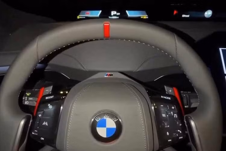 Về thiết kế ngoại thất, M760 xDrive trang bị phần đầu xe thuộc gói M Sport Pro cùng bộ mâm kích thước 22 inch. Phía sau xe xuất hiện cụm ống xả lộ thiên, chi tiết hiếm hoi trên các dòng BMW hiện đại vốn thường giấu ống xả sau cản, kết hợp cùng bộ khuếch tán gió đậm chất thể thao.