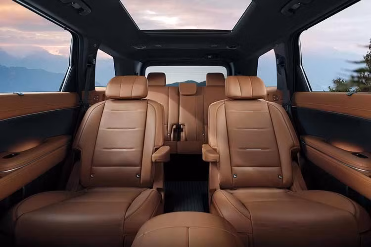 Các tiện nghi khác được Hyundai công bố gồm hệ thống âm thanh Bose 14 loa, đèn viền nội thất, kính cách âm hai lớp và 6 cổng sạc USB Type-C với công suất lên tới 100 W, bố trí tại cả ba hàng ghế.