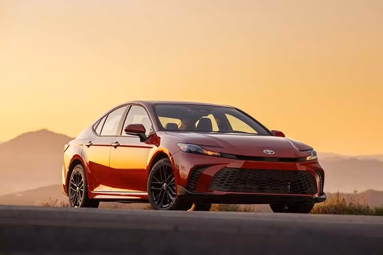 Toyota chính thức công bố Camry phiên bản 2027 tại thị trường Mỹ. Tuy nhiên, thay vì bổ sung công nghệ hay nâng cấp thiết kế, hãng xe Nhật Bản tiếp tục duy trì gần như toàn bộ cấu hình của phiên bản 2026. Quyết định này không quá bất ngờ khi Camry vẫn là một trong những mẫu sedan bán chạy nhất tại xứ cờ hoa.