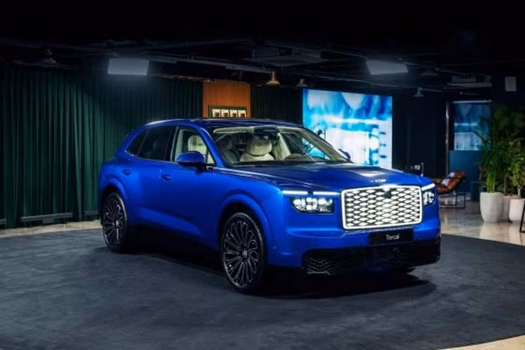 Bentley Torcal EV 2027 vừa chính thức “cập bến” thị trường Hàn Quốc. Đây là mẫu xe thuần điện thương mại đầu tiên trong lịch sử của hãng xe sang Anh Quốc. Không chỉ thay đổi hệ truyền động, Torcal còn được Bentley định vị là dòng sản phẩm cốt lõi thứ tư, đại diện cho ngôn ngữ thiết kế thế hệ mới của thương hiệu.
