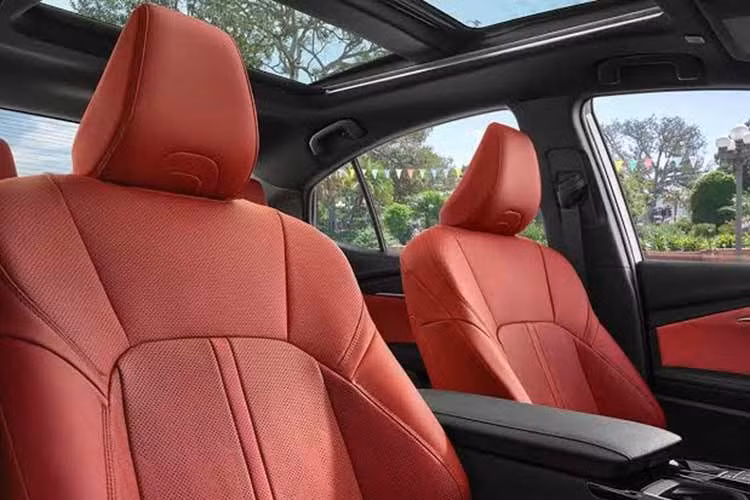 Tất cả phiên bản Camry 2027 đều được trang bị hệ thống điều hòa tự động hai vùng, sạc không dây và kết nối Apple CarPlay/Android Auto không dây. Chất liệu bọc ghế có sự phân cấp giữa bọc SofTex trên bản SE và bọc da đục lỗ cao cấp trên bản XSE.