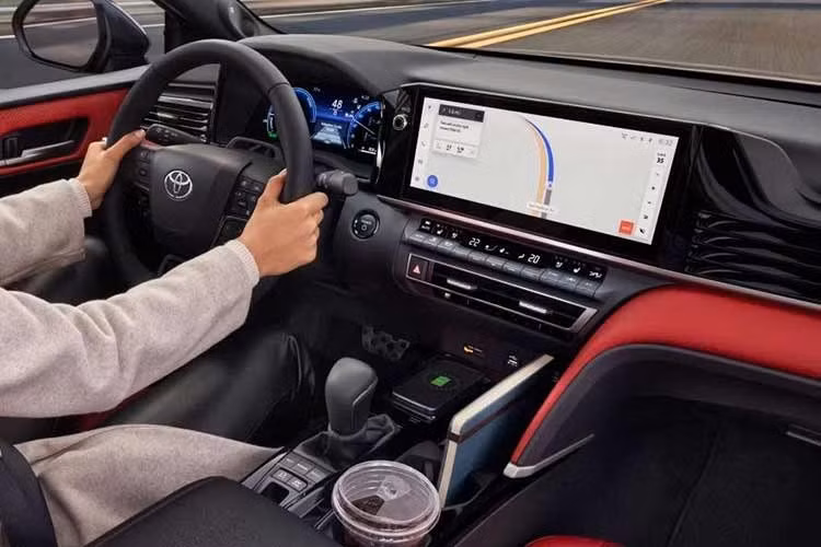 Cung cấp sức mạnh cho Toyota Camry 2027 vẫn là hệ truyền động hybrid với sự kết hợp giữa động cơ xăng 2.5L 4 xi-lanh hút khí tự nhiên và mô-tơ điện, đi kèm hộp số vô cấp eCVT. Khách hàng tại Mỹ có thể lựa chọn cấu hình dẫn động cầu trước hoặc dẫn động 4 bánh toàn thời gian điện tử.