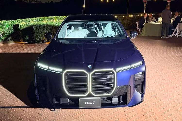 Dù động cơ V12 đã bị khai tử, dòng 7 Series chạy động cơ V8 vẫn chưa dừng lại ở M760 xDrive. BMW ALPINA vừa xác nhận mẫu xe V8 đầu tiên của hãng sẽ phát triển trên nền tảng 7 Series. Với mã hiệu nội bộ G72, sản phẩm của ALPINA hứa hẹn dùng M760 xDrive làm nền tảng kỹ thuật để tinh chỉnh theo hướng tối ưu hóa sự êm ái và sang trọng.