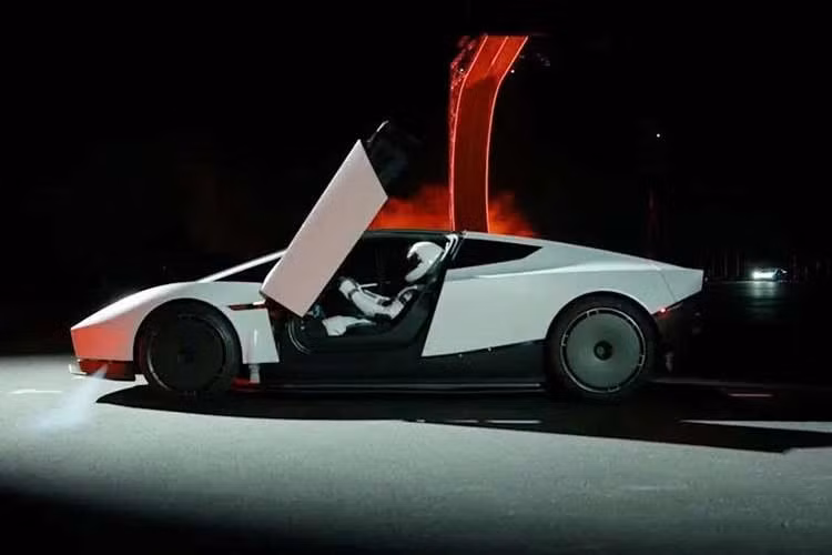 So với bản concept được Tesla giới thiệu gần một thập kỷ trước, Roadster mới có diện mạo khác biệt đáng kể. Xe sở hữu thân hình thấp, kéo dài với những đường nét góc cạnh, gợi liên tưởng đến các mẫu siêu xe Lamborghini trong thập niên 1980. Một trong những điểm nhấn nổi bật là thiết kế cửa mở kiểu cắt kéo, góp phần tạo nên diện mạo thể thao và khác biệt.