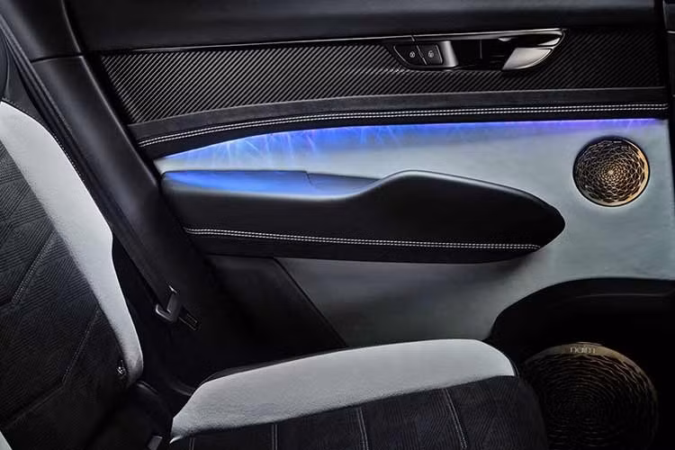Xe sở hữu kết cấu thân liền khối kết hợp thép và nhôm. Hệ thống treo trước dạng tay đòn kép, trong khi phía sau sử dụng kết cấu đa liên kết. Cả hai cầu đều được trang bị lò xo khí nén một buồng. Điểm đáng chú ý là Torcal EV trở thành mẫu Bentley đầu tiên sử dụng hệ thống treo chủ động hoàn toàn, kết hợp giảm chấn thích ứng hai van và khả năng kiểm soát độ nghiêng thân xe.