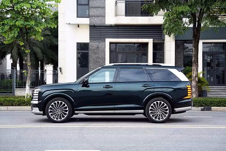 Hyundai Palisade Hybrid 2026 được phát triển theo ngôn ngữ thiết kế Bold Premium, với kiểu dáng vuông vức và nhiều đường nét thẳng. Phần đầu xe nổi bật với nắp ca-pô đặt cao, cụm đèn LED định vị ban ngày bố trí theo phương dọc, kết hợp dải đèn ngang ở trung tâm.