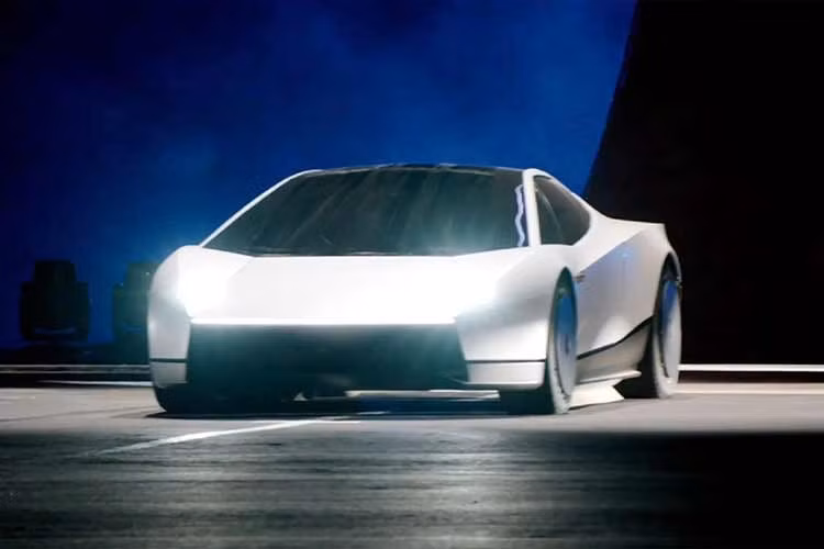 Bên trong khoang lái, Tesla tiếp tục theo đuổi phong cách tối giản nổi bật với ghế màu trắng, màn hình cảm ứng trung tâm cỡ lớn tích hợp phần lớn chức năng điều khiển và vô-lăng dạng yoke. Hãng chưa công bố nhiều thông tin chi tiết về cấu hình cơ khí của Roadster. Theo những thông số ban đầu, xe được kỳ vọng có phạm vi hoạt động khoảng 620 dặm, tương đương 998 km sau mỗi lần sạc đầy.