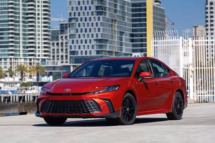 Ngoại thất của Camry 2027 vẫn giữ nguyên thiết kế đầu xe kiểu Hammerhead đặc trưng, kết hợp đèn LED tiêu chuẩn. Nội thất không thay đổi, với ghế bọc SofTex trên bản SE và ghế da họa tiết đục lỗ trên bản XSE.