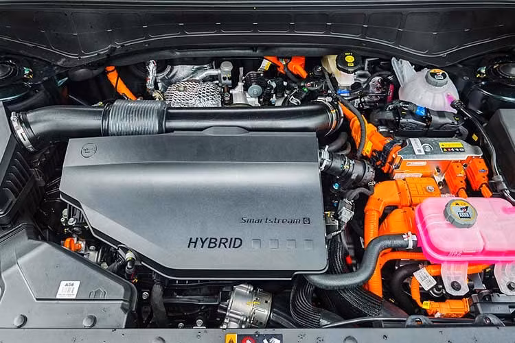 Điểm đáng chú ý trên Hyundai Palisade Hybrid thế hệ mới là hệ truyền động Smartstream 2.5 T-GDi Hybrid, kết hợp động cơ xăng tăng áp 2.5L với hai mô-tơ điện và hộp số tự động 6 cấp. Hệ thống cho tổng công suất 334 PS (khoảng 329 mã lực) và mô-men xoắn cực đại 460 Nm.