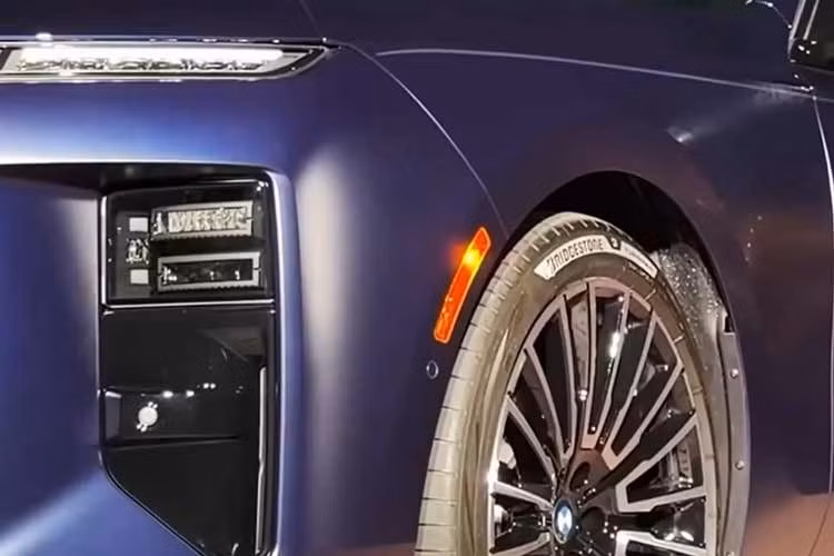 Phiên bản 2027 giảm 4 xi-lanh, bỏ ký tự “i” ở cuối tên gọi và đem động cơ V8 trở lại, khi dòng 7 Series nâng cấp ban đầu chỉ ra mắt với các tùy chọn 6 xi-lanh và thuần điện. Thời điểm BMW trình làng bản nâng cấp LCI cho G70 vào tháng 4, dải sản phẩm hoàn toàn thiếu vắng tùy chọn 8 xi-lanh.