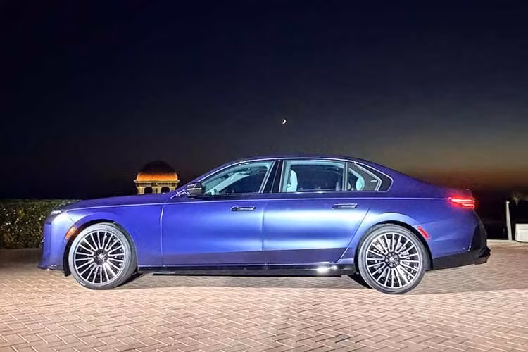 BMW M760 xDrive 2027 sẽ thay thế trực tiếp cho bản 760i xDrive 536 mã lực trước đây. Tên gọi M760 ngay lập tức gây chú ý với những người theo dõi thương hiệu xe sang Đức. Trên thế hệ G12 cũ, biến thể M760i xDrive từng sở hữu động cơ V12 6.6L tăng áp kép công suất 601 mã lực và mô-men xoắn 800Nm.