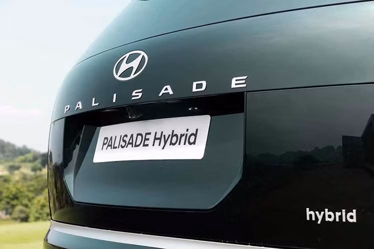 Phía sau alisade Hybrid 2026 sử dụng cụm đèn LED đặt dọc, đồng bộ với thiết kế phía trước. Xe có kích thước dài, rộng, cao lần lượt 5.065 x 1.980 x 1.805 mm, chiều dài cơ sở đạt 2.970 mm. So với thế hệ trước, chiều dài tổng thể tăng 70 mm và trục cơ sở tăng khoảng 20 mm.