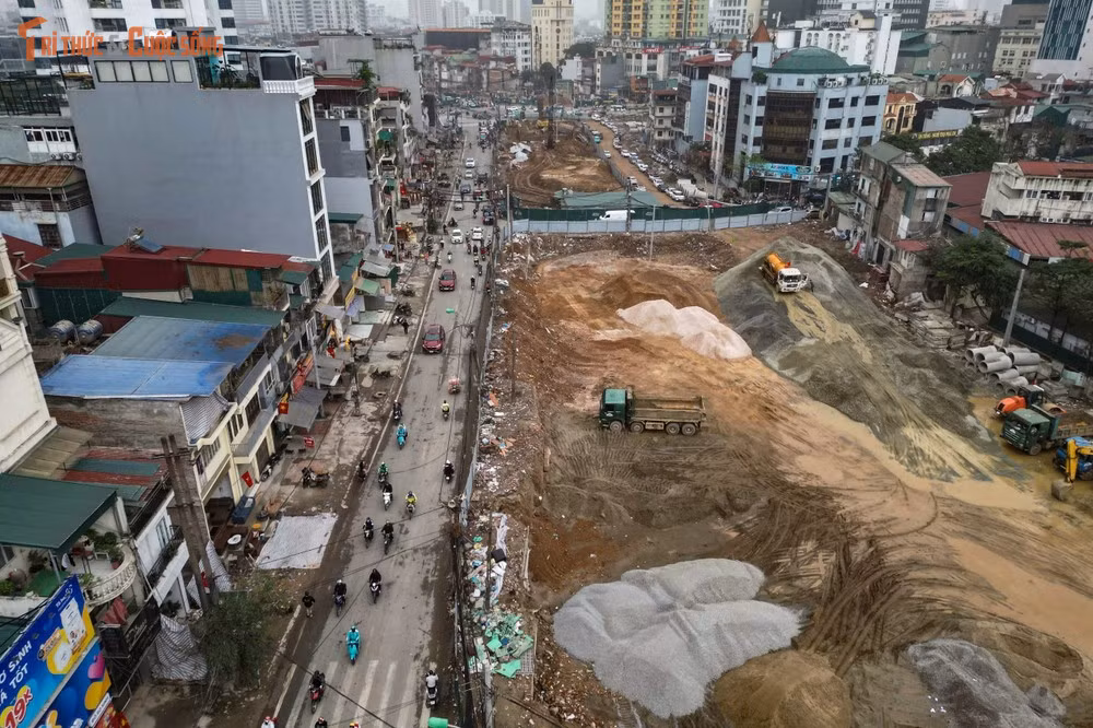 Hàng loạt công trình, nhà ở và công trình phụ trợ đã được tháo dỡ để bàn giao mặt bằng cho đơn vị thi công, tạo nền tảng cho những bước tiếp theo của dự án.