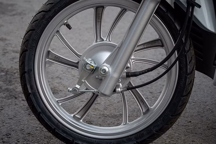 Xe ga SYM Shark 50cc 2025 sử dụng bộ vành đúc 5 chấu kép kích thức 14 inch, đi kèm với đó là cặp lốp không săm kích thước trước sau lần lượt là 70/90-14 và 80/90-14. Các trang bị an toàn cũng khá cơ bản với phanh tang trống cho cả phía trước và sau, giảm xóc ống lồng trước và giảm xóc lò xo phía sau.