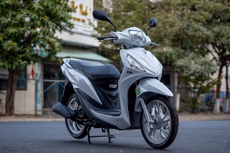 Shark 50cc được chỉ đơn thuần cập nhật màu sắc mới, và chỉ duy nhất màu xám đen. Đây là phối màu phong cách sang trọng với nền xám đen kết hơp với các logo được sơn đỏ nổi bật, gợi nhớ tới các dòng Honda SH. Mức giá xe SYM Shark 50cc 2025 tại việt Nam là 26,5 triệu đồng.