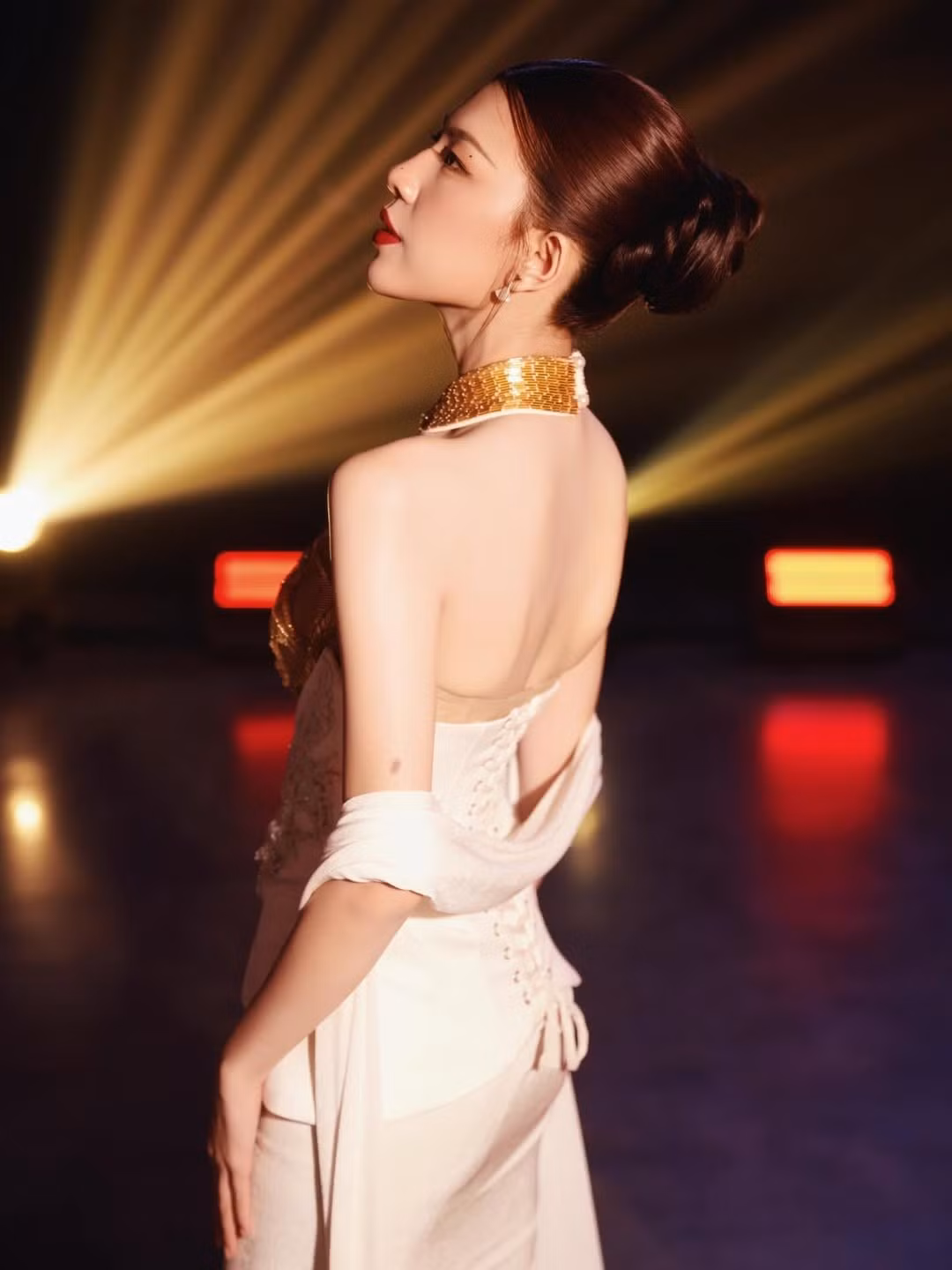 Lamoon, tên thật là Nguyễn Lê Diễm Hằng, thuộc thế hệ nghệ sĩ Gen Z đang được chú ý nhờ hoạt động song song ở cả âm nhạc lẫn điện ảnh. Cô sinh ra tại Quảng Nam, từng là học sinh chuyên Văn của Trường THPT chuyên Nguyễn Bỉnh Khiêm và đỗ Á khoa chuyên ngành Diễn viên của Đại học Sân khấu – Điện ảnh TP.HCM năm 2021.
