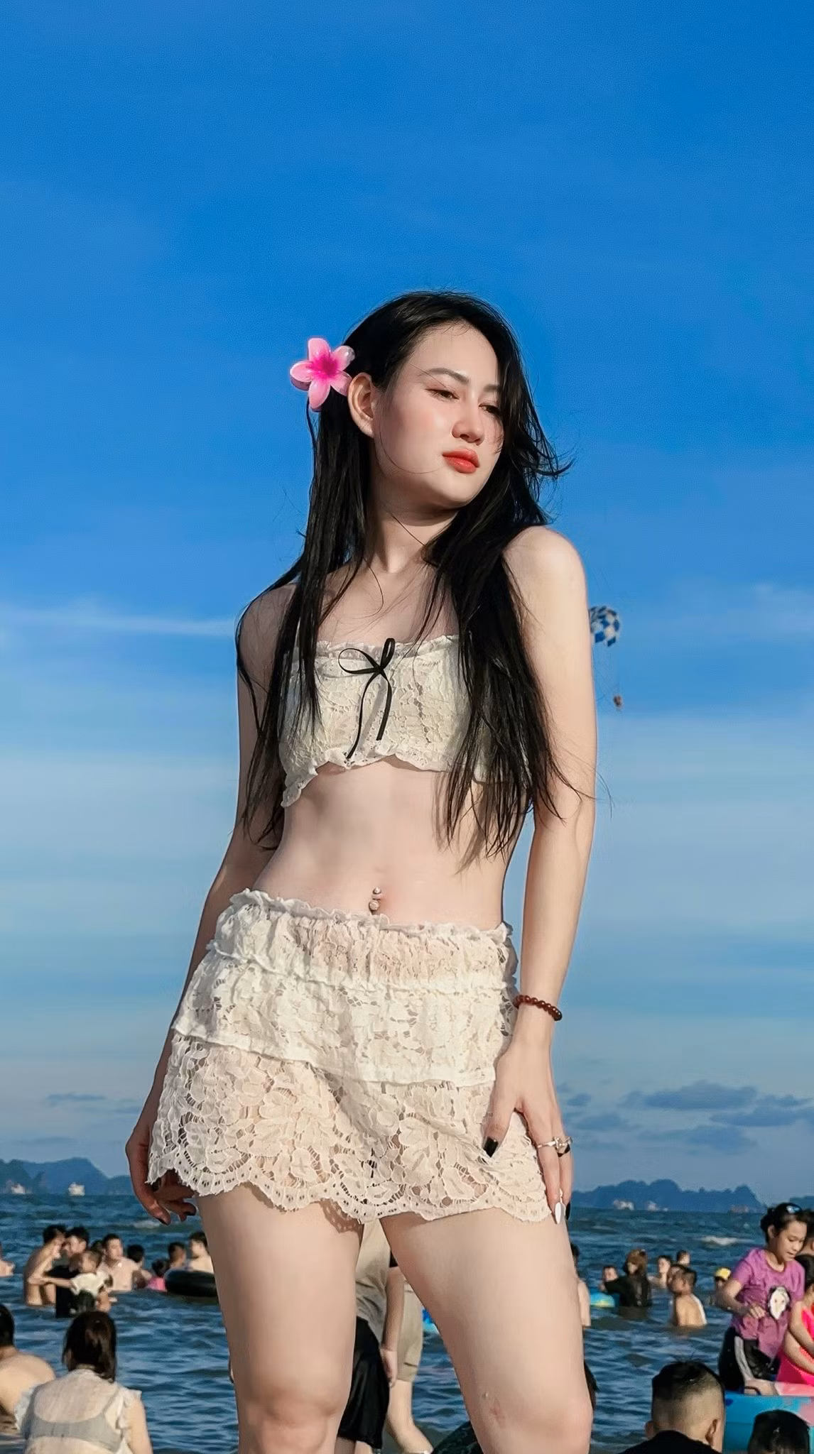 Bên cạnh tài năng thể thao, Lê Minh Hằng còn được biết đến với vẻ ngoài khả ái, thu hút. Cô sở hữu gương mặt xinh xắn, nụ cười rạng rỡ cùng vóc dáng cân đối.
