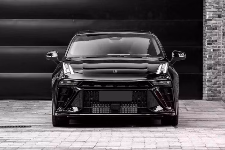 Sự xuất hiện của Lynk &amp; Co 03 bản phổ thông tại Việt Nam hứa hẹn làm nóng phân khúc sedan hạng C vốn đang sôi động với nhiều lựa chọn từ Nhật, Hàn và Trung Quốc. Khi bán tại Việt Nam, mẫu xe này sẽ cạnh tranh với Honda Cvic ở phân khúc sedan cỡ C.