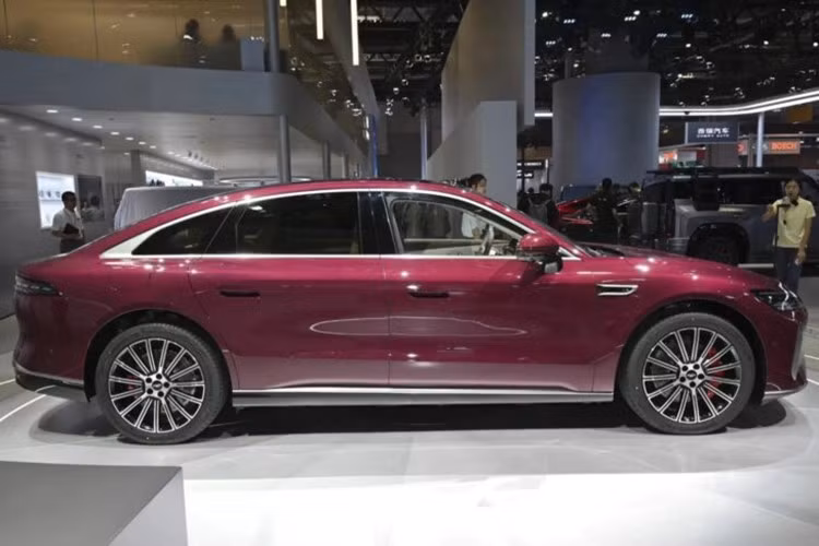 Chery Fulwin A9L sở hữu thiết kế hiện đại với kích thước dài x rộng x cao lần lượt là 5.018 x 1.965 x 1.500 mm, chiều dài cơ sở 3.000 mm. Xe có trọng lượng không tải từ 2.085 – 2.230 kg tùy phiên bản và bán kính quay vòng chỉ 5,95 m, giúp tăng tính linh hoạt trong đô thị.