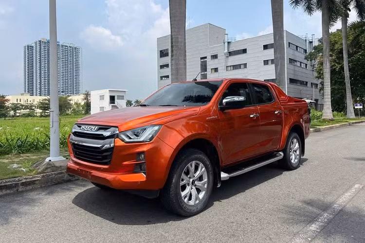 Năm 2023 đã qua được hơn 1 năm nhưng vẫn còn những chiếc xe sản xuất vào thời điểm này nằm tồn kho tại đại lý. Mẫu xe bán tải Isuzu D-Max chính là một trong số đó. Để giải phóng hàng tồn, đại lý tất nhiên phải tung ra chương trình giảm giá sâu.
