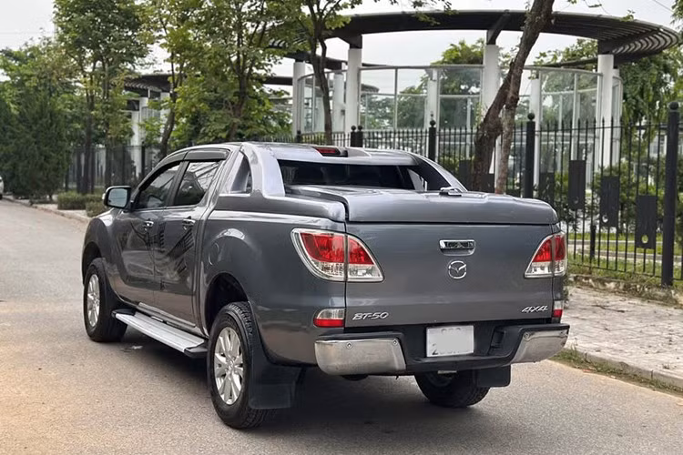 Điểm cộng của mẫu xe này còn nằm ở động cơ vận hành ổn định, khả năng vào cua ở tốc độ cao được đánh giá tốt. Thân vỏ và khung gầm chắc chắn, và khoảng sáng gầm xe cao, cabin rộng rãi tích hợp nhiều hộc chứa đồ. Tuy nhiên, xe không trang bị trợ lực lái điện tử, ghế lái chỉnh cơ và hàng ghế sau chỉ có 2 tựa đầu cũng là điểm trừ của mẫu xe này.