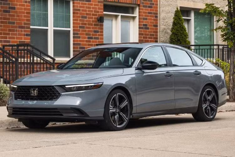 Honda Accord Hybrid: 4,9 lít/100 km ﻿Được định vị ở phân khúc sedan hạng D, Accord Hybrid ghi điểm với không gian rộng rãi, trang bị hiện đại và khả năng vận hành mượt mà. Mức tiêu hao nhiên liệu ở mức 4,9 lít/100 km giúp xe trở thành đối thủ nặng ký trong phân khúc sedan hybrid cỡ lớn.