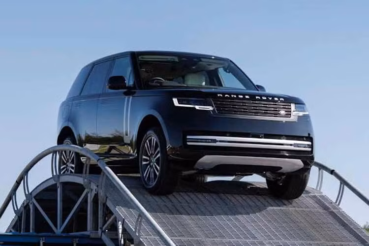 Land Rover cũng dự kiến cung cấp tùy chọn nội thất không sử dụng da, hướng tới nhóm khách hàng quan tâm đến việc giảm sử dụng vật liệu có nguồn gốc động vật. Tại Mỹ, Range Rover Electric có giá khởi điểm từ 138.000 USD (khoảng 3,6 tỷ đồng), chưa bao gồm chi phí giao xe và vận chuyển. Tại Anh, xe có giá bán từ 154.070 bảng Anh (tương đương 5,44 tỷ đồng).