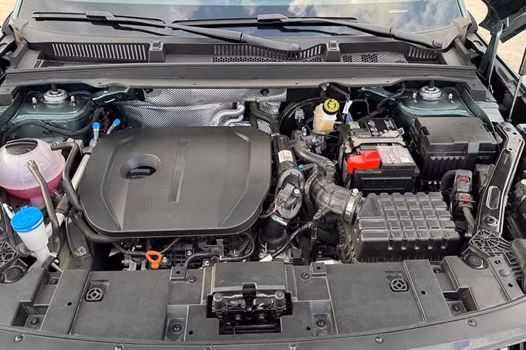 Về phần hiệu năng, Jaecoo J5 Premium máy xăng được trang bị động cơ 1.5L tăng áp có công suất 145 mã lực và mô-men xoắn 210 Nm. Sức mạnh được truyền đến bánh trước thông qua hộp số CVT.