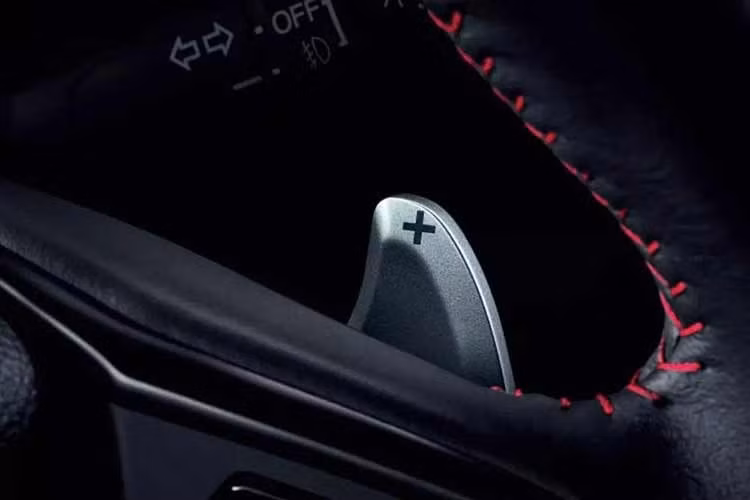 Camera cập lề Honda LaneWatch giúp giám sát điểm mù phía hành khách tiếp tục được giữ lại. Gói an toàn chủ động Honda Sensing cũng là trang bị tiêu chuẩn, gồm hệ thống cảnh báo va chạm phía trước với phanh khẩn cấp tự động, hỗ trợ giữ làn đường, cảnh báo chệch làn đường, giảm thiểu chệch khỏi mặt đường, kiểm soát hành trình thích ứng, tự động chuyển pha/cốt và thông báo khi xe phía trước khởi hành.