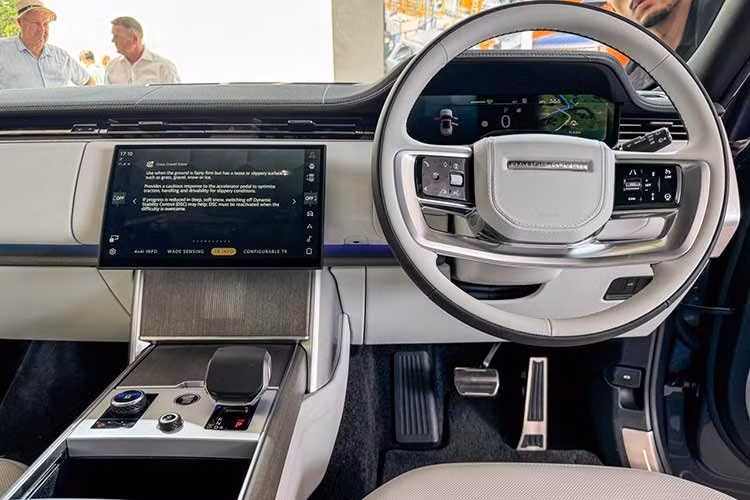 Land Rover trang bị cho Range Rover Electric hệ thống quản lý nhiệt ThermAssist nhằm kiểm soát nhiệt độ của hệ thống pin và tối ưu đồng thời phạm vi hoạt động, tốc độ sạc, tuổi thọ pin cũng như hiệu suất vận hành. Hãng xe sang Anh quốc cho biết các hệ thống an toàn liên quan đến pin được phát triển với mục tiêu đáp ứng những yêu cầu khắt khe của ngành công nghiệp ôtô.
