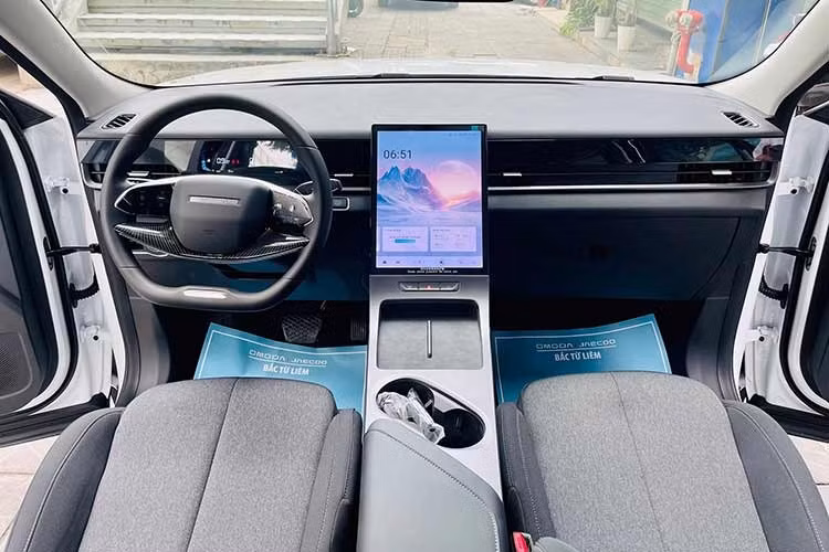 Bên trong, nội thất của mẫu xe SUV Jaecoo J5 Premium máy xăng này được trang bị khá đầy đủ và ưa nhìn chứ không bị cắt quá nhiều trang bị như phiên bản Premium dùng động cơ hybrid.
