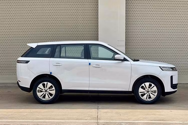 Về phiên bản này, xe sở hữu ngoại hình tương đồng với mẫu Jaecoo J5 SHS-H dùng động cơ hybrid. Khác biệt bên ngoài của bản này so với bản hybrid chủ yếu nằm ở bộ mâm kích thước 17 inch sơn bạc với lốp Chao Yang dày. Một điểm khác dễ nhận biết nữa là bộ cửa sổ trời không được trang bị như trên phiên bản cao cấp hơn.