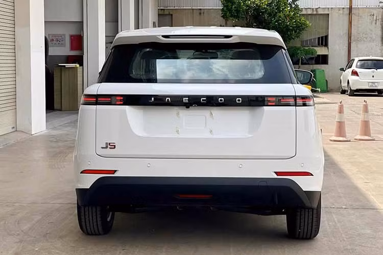 Nhìn chung, Jaecoo J5 Premium máy xăng sở hữu trang bị ở mức cơ bản nhất dành cho một mẫu xe cỡ trung. Với giá bán ưu đãi chỉ 499 triệu đồng, có lẽ đây sẽ một lựa chọn phù hợp cho những bạn trẻ tìm kiếm chiếc xe đầu tiên hoặc những người cần một chiếc xe ở mức cơ bản để phục vụ việc đi lại hàng ngày.