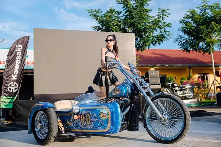 Một trong hai mẫu xe nổi bật xuất hiện trong bộ ảnh là Harley-Davidson Dyna 2009. Đây là dòng xe được giới chơi mô tô và sưu tầm đánh giá cao bởi số lượng sản xuất giới hạn, chỉ khoảng 2.450 chiếc trên toàn cầu trong năm 2009.