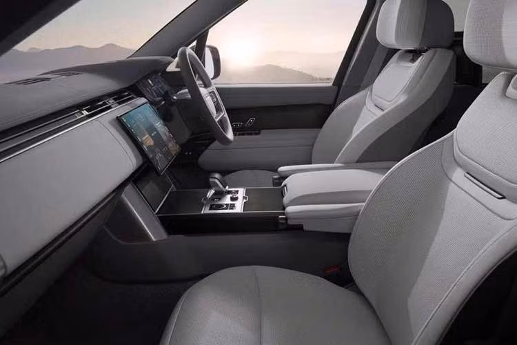 Range Rover Electric sẽ có các cấu hình 4, 5 và 7 chỗ, tùy thị trường và phiên bản. Hệ thống thông tin giải trí Pivi Pro được tích hợp trên màn hình cảm ứng cong đặt nổi ở trung tâm táp-lô. Đây là màn hình lớn nhất từng được sử dụng trên một mẫu xe Land Rover và được bổ sung phản hồi xúc giác. Phía sau vô-lăng là bảng đồng hồ kỹ thuật số 13,7 inch, kết nối với hệ thống thông tin giải trí.