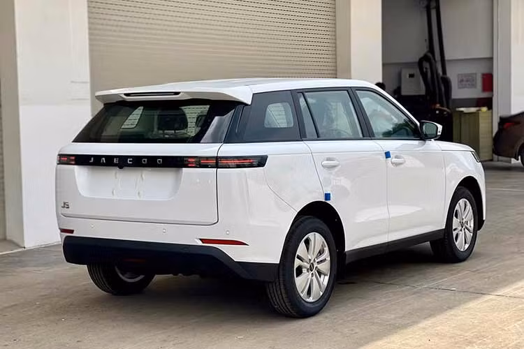 Tương tự như những phiên bản khác, Jaecoo J5 Premium động cơ xăng sở hữu các thông số kích thước tổng thể tương đối lý tưởng cho một mẫu xe đô thị cỡ B+ với chiều dài 4.380 mm, rộng 1.860 mm, cao 1.650 mm cùng chiều dài cơ sở ở mức 2.620 mm. Các phiên bản dùng động cơ xăng và hybrid sẽ có lưới tản nhiệt nan dọc mạ crom thay vì cản trước kín như bản BEV.