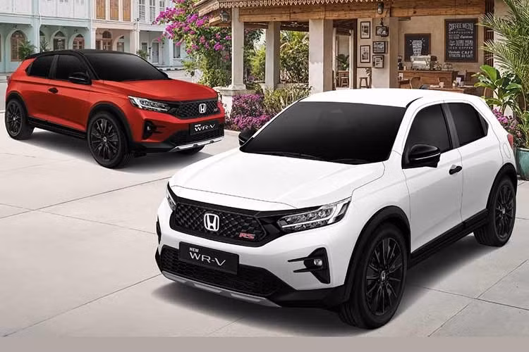 Honda đã chính thức ra mắt WR-V bản nâng cấp ở thị trường Malaysia với những điều chỉnh ở ngoại thất và nội thất. Những thay đổi này được giới thiệu sau hơn 3 năm xe lần đầu được bán tại Malaysia vào tháng 7/2023. Tại thị trường Đông Nam Á này, Honda WR-V 2026 hiện chỉ được cung cấp với 3 phiên bản, bao gồm E, V và RS.